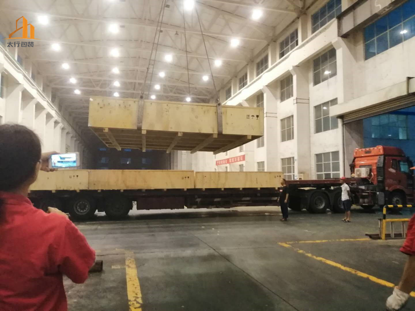 無錫木箱廠家吊裝現(xiàn)場(chǎng)